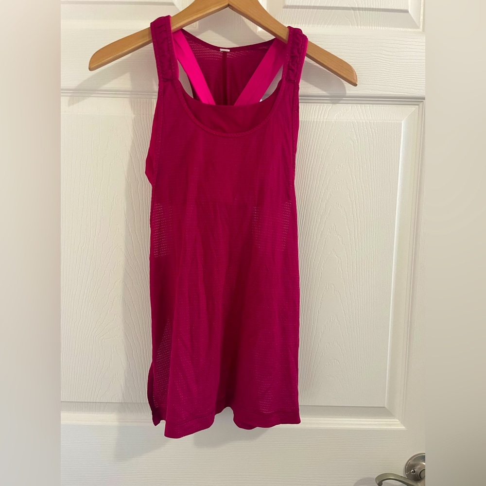 EUC Lululemon Tank with built in bra and unique tank overlay.